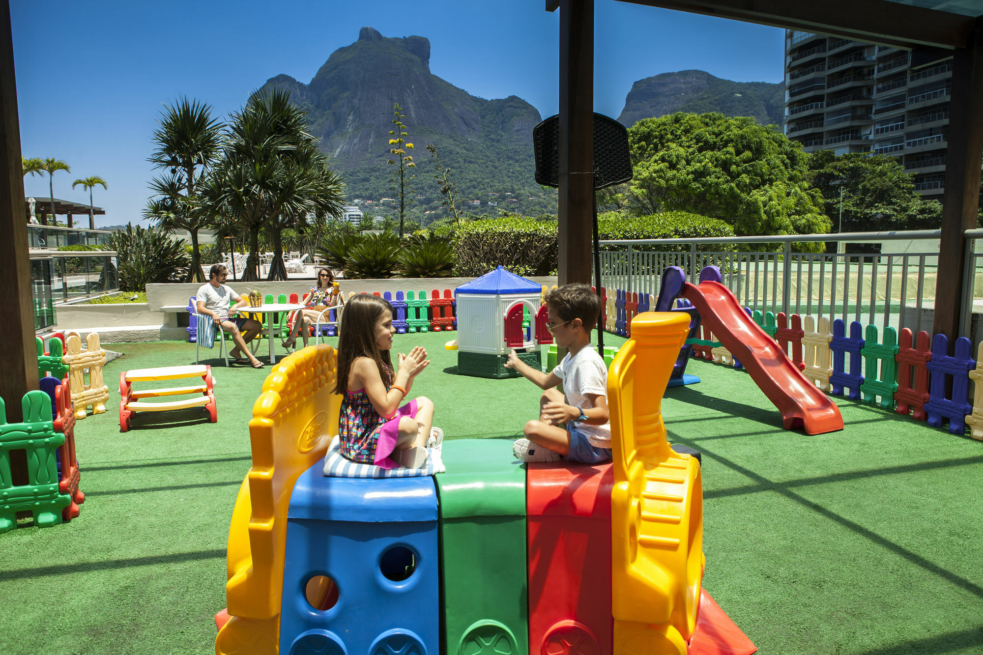 Hotel Pullman Rio De Janeiro Sao Conrado Exterior foto Children playing in a playground in Rio de Janeiro, Brazil